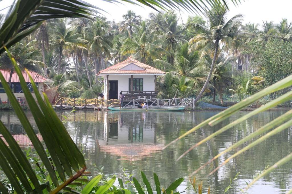 Munroe Island Lake Resort Mundrothuruth Exterior photo